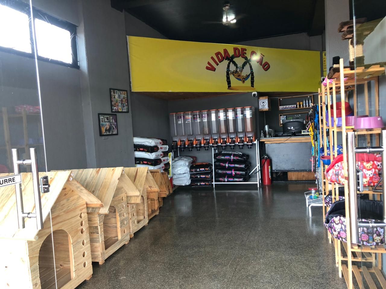 Pet shop da Vida de Cão com rações, casinhas e acessórios
